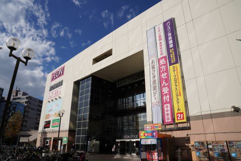 東神奈川駅西口徒歩3分 歩道橋直結で通学に便利です。