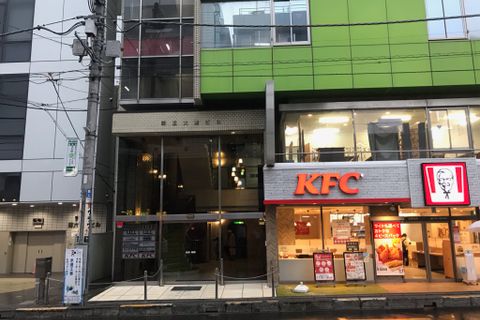 Crefus南浦和校。JR 南浦和駅東口から徒歩30秒。