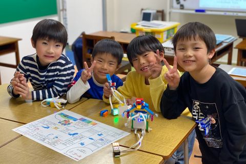 Kicksコースの授業の様子。年齢に合わせたSTEAM教育を意識したカリキュラムを作成しています。
