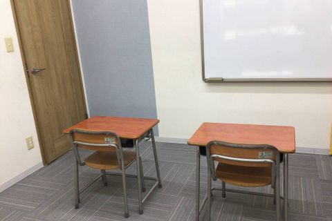 小学校の机で姿勢正しくレッスンに取り組んでいます。