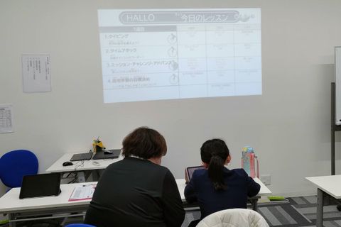 実際の授業風景です。少人数制でコーチが優しく教えます。