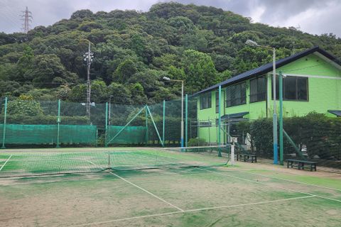 施設内にはテニスコートが5面　会員さんやスクール生さんがテニスを楽しんでいます。 もちろん　ジュニアテニススクールもありますよ。