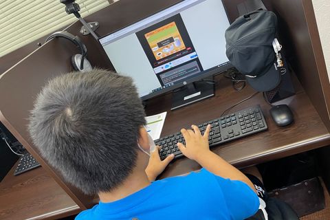 タイピング練習中!　小学生のうちから、ゲーム教材を使ってタイピングに親しんでいます（南大沢教室）