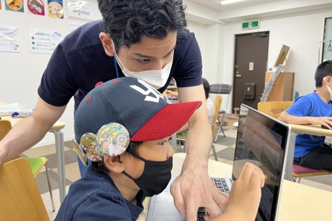講師と共に楽しみながら創造します