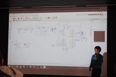 成果報告会で、会社に納品した回路図について説明しました