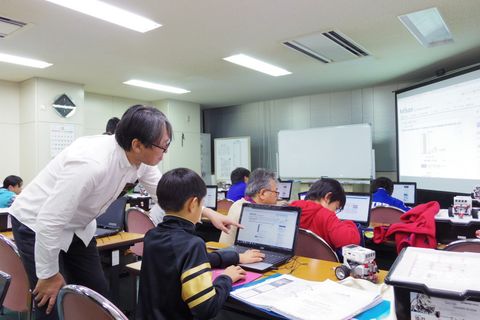 講師1名とアシスタント2名できめ細やかな指導を行う