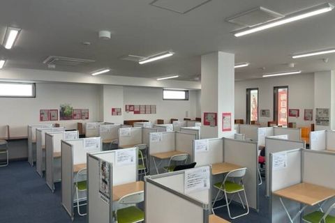 教室は明るく広く、清潔感のある教室です！