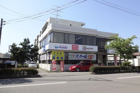教室外観／ショッピングセンターすぐ近くで、好立地・明るい通りにあるので通学も安心・安全です。駐車場ございます。