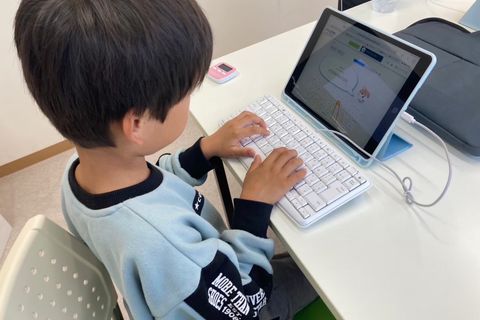 タイピング練習も併せて行うので、プログラミングの基礎もバッチリ！