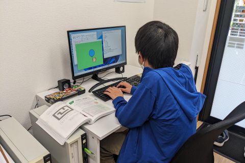 プログラミングレッスンの風景　Pythonゲームプログラミング講座を受講中。