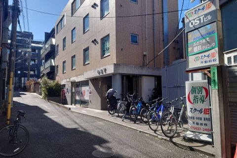 スクールIE不動前校へお入りください！プログラミングについての質問も大歓迎です。