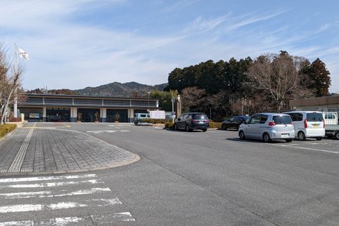 プログラミング教育「HALLO」あいコムこうか土山校の駐車場です。しっかりとアスファルト舗装されており、約60台分の駐車スペースがあり、もちろん車いす用スペースも複数ございます。