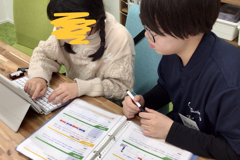 わからないところは、すぐに講師に質問できる環境です。一人ひとりのペースに合わせた丁寧な指導で着実にプログラミングの基礎を身につけられます。
