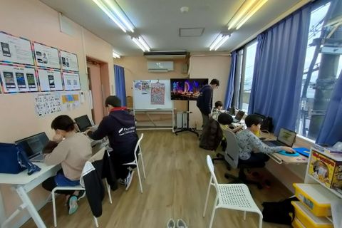 城陽寺田駅前校、好評のマイクラ授業。年長からも受講可。