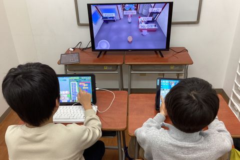 タイピングとクリエイトのプログラミングを組んでいます。小学校２年生と小学校５年生の他学年で楽しく学んでいます。