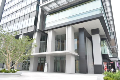 郵便局の前を通り、ローソンさんの横の自動ドアから中へお入りください。