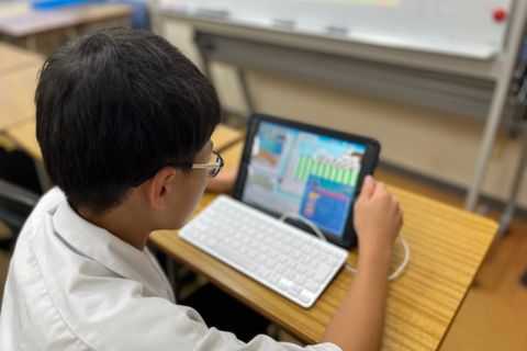 タブレットを使用。ゲーム感覚で本格的なプログラミングの基礎知識を学べるので、初心者でもタッチパネルで簡単に学ぶことができます
