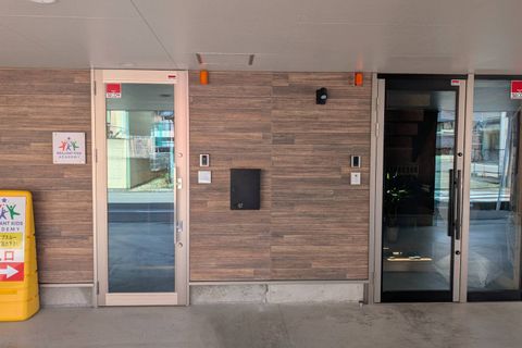 入口が2つありますが、本校は左の入口となりますのでインターホンをお鳴らし下さい！