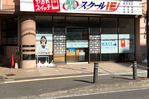 長与ビートスイミングクラブさんの正面になります。やる気スイッチの看板が目印です。
