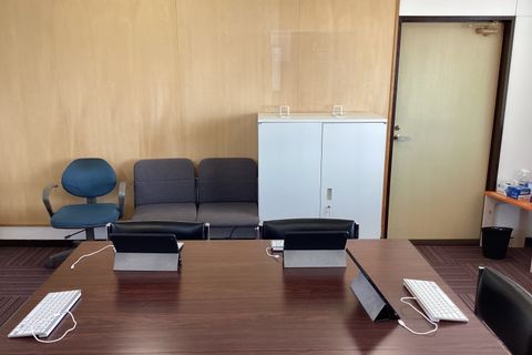 教室内観です。iPadを使って並んで授業を行います。