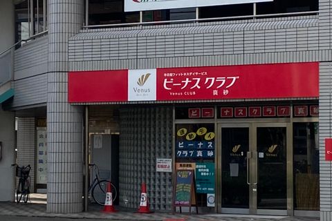 スクールIEの看板が目印です。スクールIEの看板が目印です。プログラミングだけでなく個別指導も行っております。
