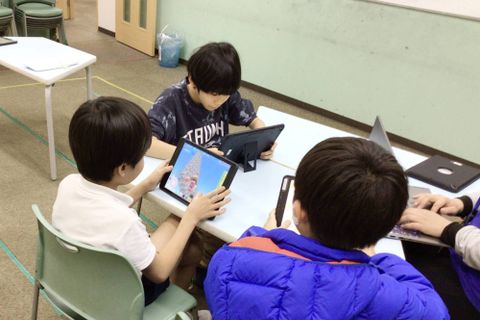 お互いの作品にアドバイスをしたり、高めあっています