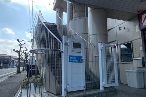 教室の外観です。入口は階段を上った先にあります。