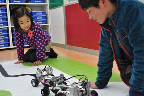 調布校は、お兄さんたちの作ったロボットを見て「すごい！」と感動したり、お兄さんたちも年下の自由な考え方に触れて自分のロボットに活かしたり、まわりの友達といっしょに成長できるのが調布校の魅力です！