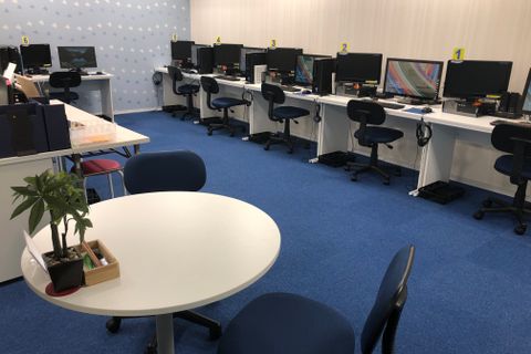 授業スペースは姉妹校のパソコン教室も運営しています
