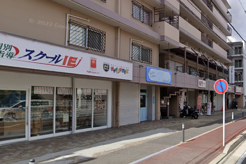龍谷大学深草キャンパスと同じ師団街道沿いにあります。