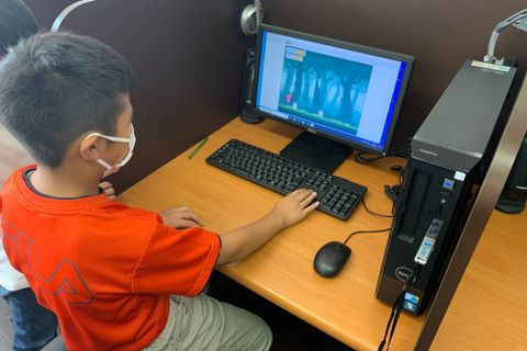 【プライマリーコース】入門編のクラスで、プログラミングに親しむ小学生。夢中になっているのは、ご覧の通り！　思わず立ち上がって操作しています（みなみ野教室）