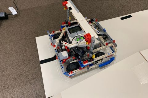 作成ロボット。このロボットはロボカップジャパンに出場したときにつくりました