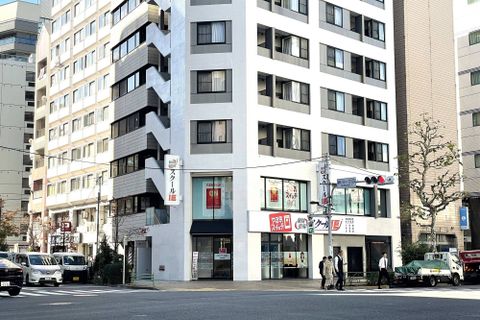 カフェ・ベローチェさんを通過し、「新川一丁目交差点」にスクールIE茅場町校がございます。
