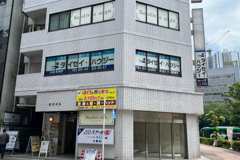 こちらの入口よりお入りください！7階になります