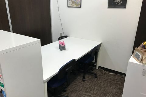 生徒同士向き合ってプログラミング！仲間と知恵を出し合います。