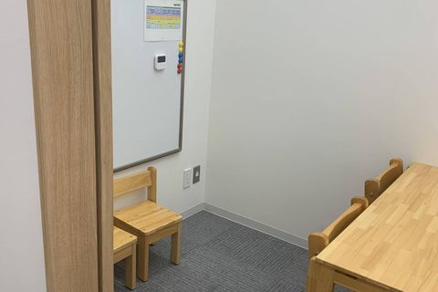 お友達のことが気になって、ひとりでじっくりとやりたいお子様へは小さなお教室もご用意しています。