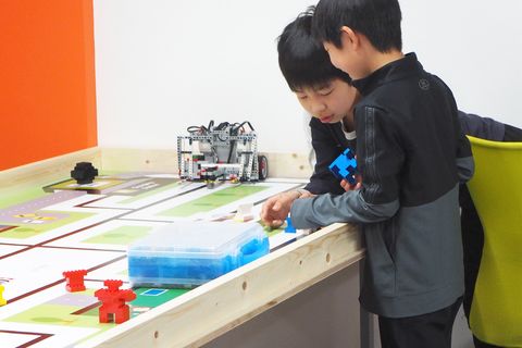 チームを組んで大会に向けてミーティング