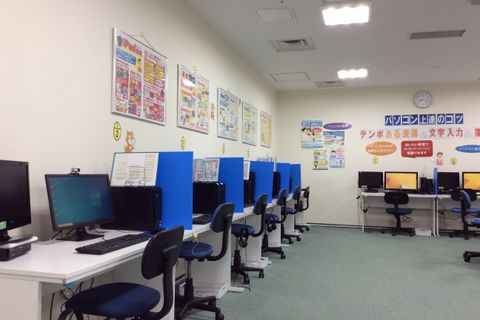 授業スペースは姉妹校のパソコン教室も運営しています