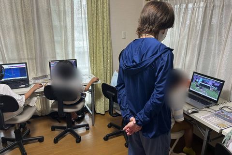 先生が後ろからヒントを与えてくれるよ！