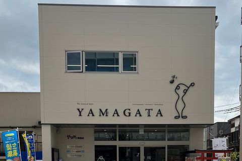 店舗正面です。ロゴマークは、いらして下さった方々に何か希望をお持ち帰りいただきたいと思い地元デザイナーの岡部様に創っていただきました。ロゴタイプは何度もいらしていただける様にと願いを込めてリピート記号