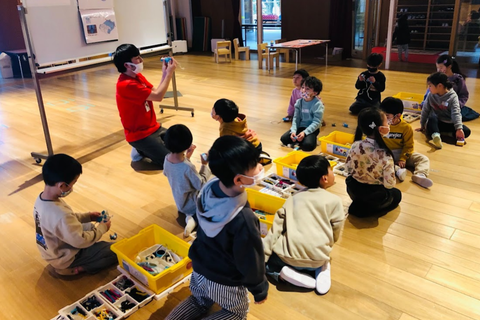 幼稚園へ訪問し、出張レッスンをしている様子です。幼稚園や中学校へ出張レッスンによく伺います。