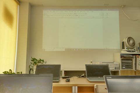 教室後方からの様子です。逆光のためロールスクリーンを下ろしています。