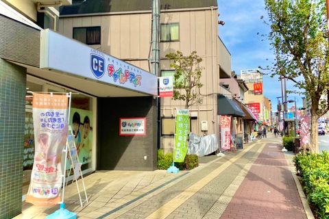 文の里駅からロイヤルホスト様の前を過ぎると歩道沿いにのぼり旗が見えます。