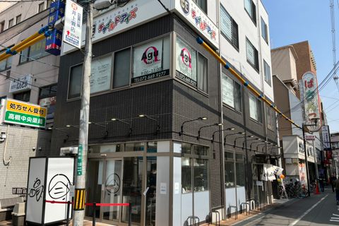 教室は、この建物の3階にあります。2階には美容室があります。