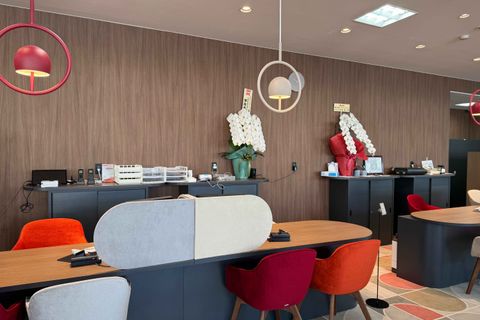 リニューアルしたばかりの綺麗な店内です。