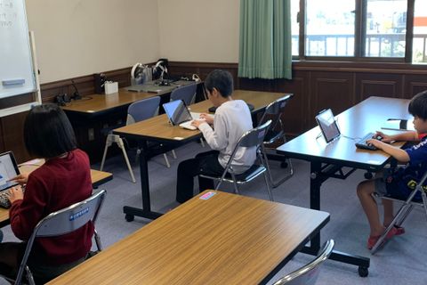 3人レッスン風景。広々とした教室で真剣に学習しています。