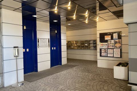 エレベーターを利用してお上がりください。