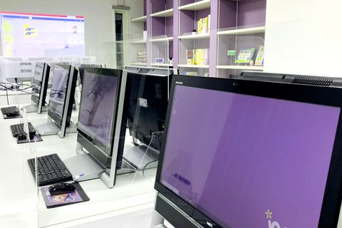 全席アクリルパネルを設置しています