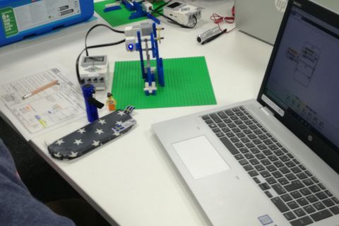 ものづくりを通じて理数系の基礎知識からプログラミングまでじっくり学びます