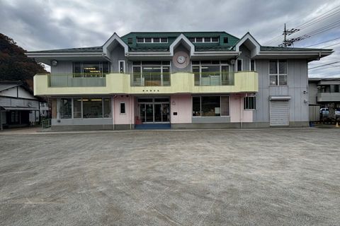 国道20号沿いにございます！入口が少し狭いので、お車の場合はお気を付け下さい！